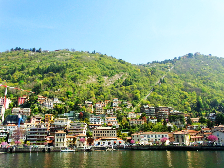 イタリア・スイス湖畔リゾートでの船からの眺め